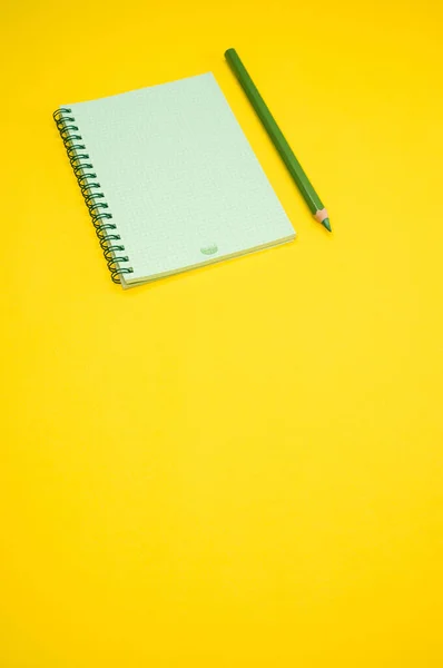 Plano Vertical Cuaderno Blanco Lápiz — Foto de Stock