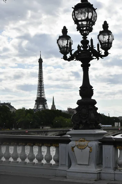 Een Verticaal Schot Van Een Brug Parijs Naar Eiffeltoren Overdag — Stockfoto