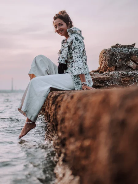 Tiro Vertical Uma Menina Branca Muito Caucasiana Sentada Nas Rochas — Fotografia de Stock