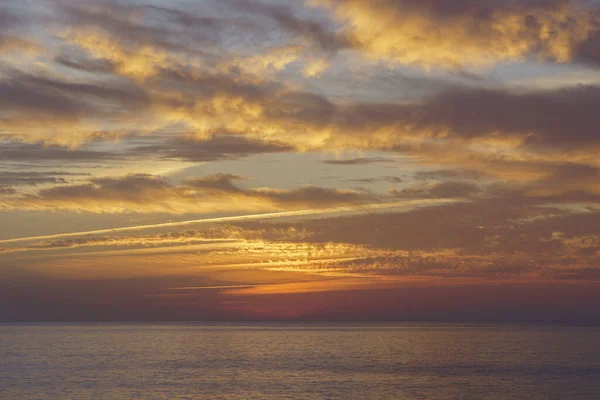 Ein Faszinierender Sonnenaufgang Über Dem Ruhigen Meer — Stockfoto