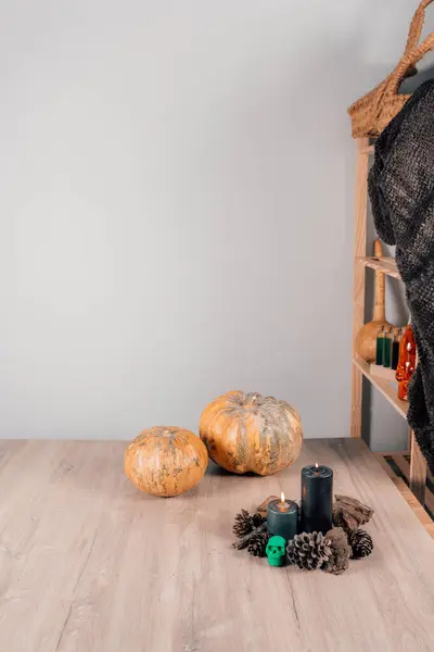 Μια Κάθετη Βολή Κολοκύθας Μαύρα Κεριά Για Halloween Ξύλινη Επιφάνεια — Φωτογραφία Αρχείου