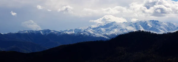 一张全景的照片 是白种人惊心动魄的高山 覆盖着积雪 — 图库照片