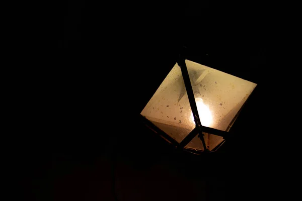 黑暗房间里灯光明亮的天花板灯的低角镜头 — 图库照片