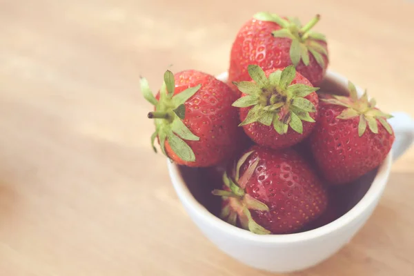 Eine Nahaufnahme Fokus Schuss Von Köstlich Aussehenden Erdbeeren Einer Tasse — Stockfoto