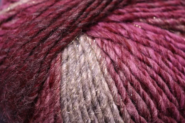 編み物やかぎ針編みのためのウールと綿の糸のクローズアップショット — ストック写真