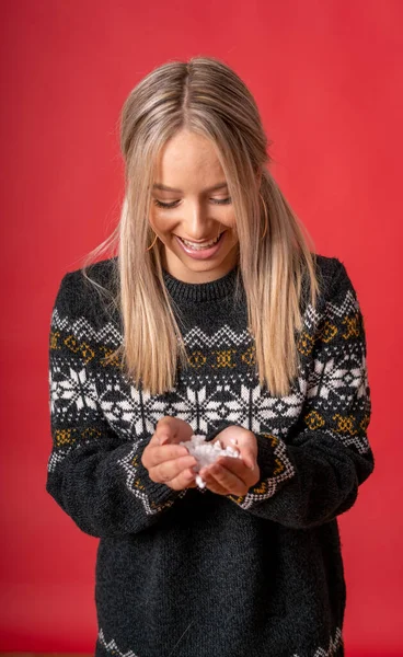 Eine Vertikale Aufnahme Eines Lächelnden Kaukasischen Teenagermädchens Strickpullover Mit Styroporschaumstücken — Stockfoto