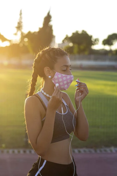 Plan Sélectif Une Jeune Femme Masquée Écoutant Musique Dans Parc — Photo