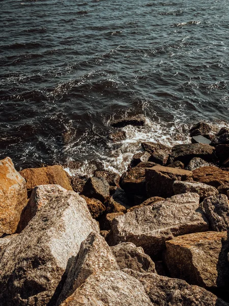 Eine Vertikale Aufnahme Der Wellen Die Die Felsige Küste Erreichen — Stockfoto