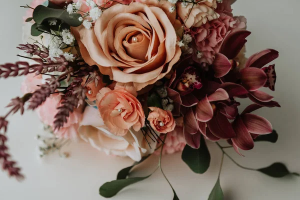 Tiro Ângulo Alto Buquê Flores Casamento Com Flores Diferentes Como — Fotografia de Stock