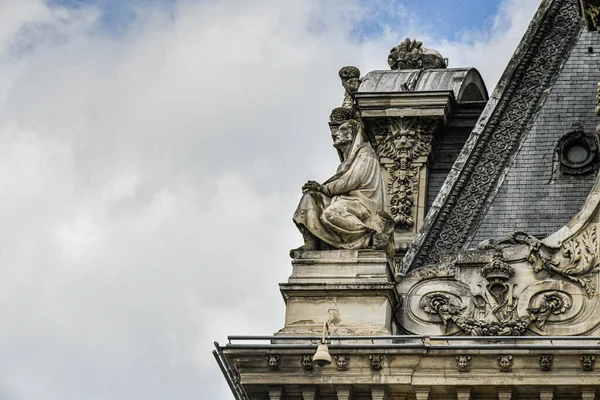 Rzeźby Murze Muzeum Luwru Paryżu — Zdjęcie stockowe