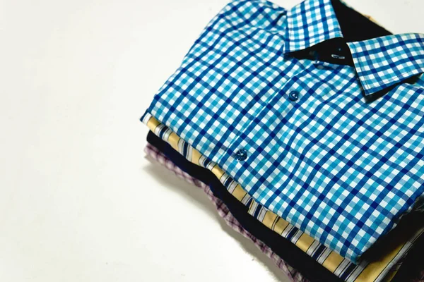 Uma Vista Superior Camisas Dobradas Chequered Listradas Isoladas Fundo Cinza — Fotografia de Stock