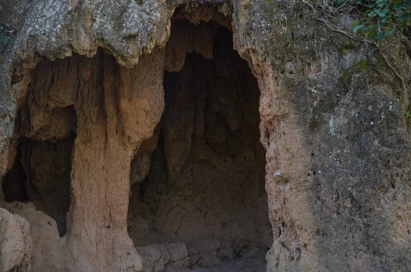 Una Grande Grotta Sito Roccioso Durante Giorno — Foto Stock