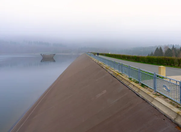 Muro Presa Una Presa Las Montañas Harz Niebla Temprana Mañana — Foto de Stock