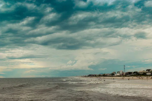 Een Betoverend Uitzicht Een Strand Onder Stormachtige Hemel — Stockfoto