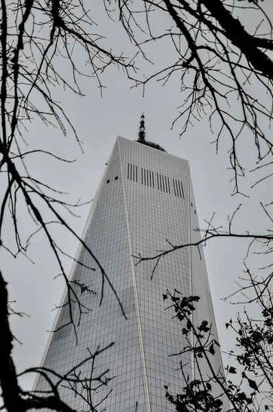 米国ニューヨーク市マンハッタンの9 11メモリアルパークの低角度ショット — ストック写真