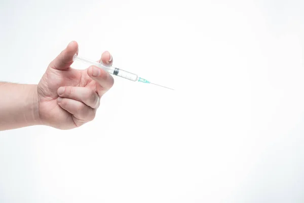 Beyaz Arka Planda Izole Edilmiş Bir Şırıngayı Tutan Bir Coronavirus — Stok fotoğraf