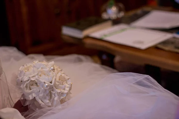 Een Selectieve Focusshot Van Een Mooie Bruid Die Een Boeket — Stockfoto