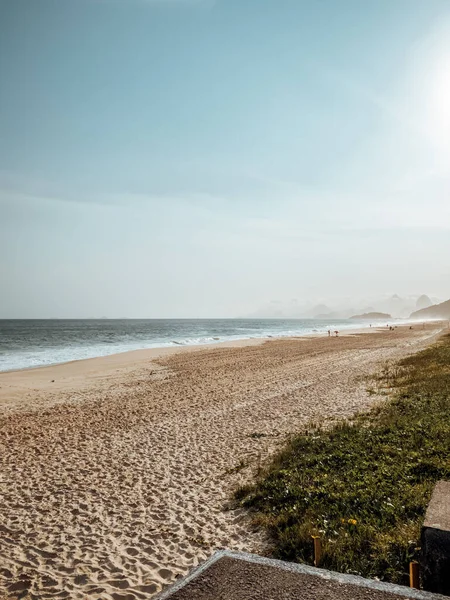 Вертикальный Снимок Пляжа Окружении Моря Травы Солнечным Светом Рио Жанейро — стоковое фото