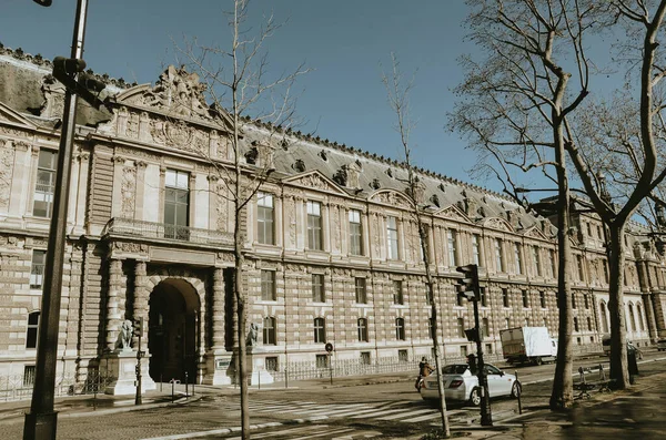 フランス 2020年9月12日 美しい太陽の光でフランスのパリにあるルーブル美術館の建物の美しい風景 — ストック写真