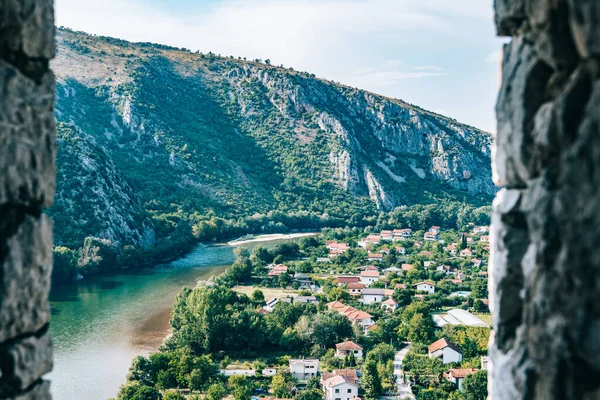 Θέα Από Ιστορικό Χωριό Ποτσιτέλι Στην Αριστερή Όχθη Του Ποταμού — Φωτογραφία Αρχείου