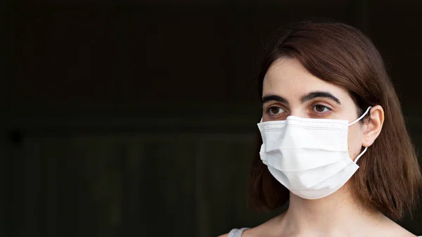 Foco Superficial Uma Mulher Morena Usando Uma Máscara Facial Livre — Fotografia de Stock
