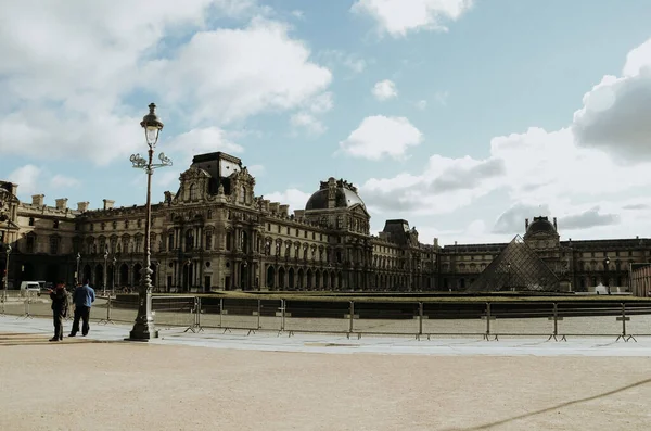 法国巴黎卢浮宫历史广场在蓝天里的美丽风景 — 图库照片