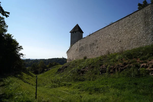 Μια Θέα Του Τείχους Του Κάστρου Κάτω Από Έναν Καταγάλανο — Φωτογραφία Αρχείου