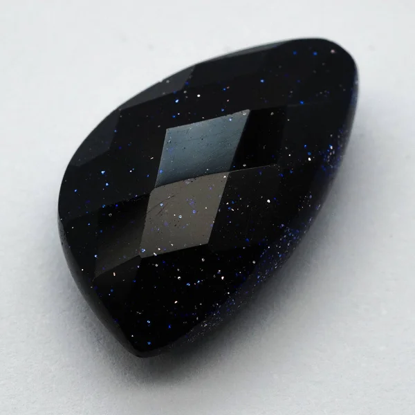 Plano Ángulo Alto Una Hermosa Piedra Negra Sobre Una Superficie — Foto de Stock