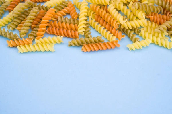 Primer Plano Pasta Fusilli Superficie Azul — Foto de Stock