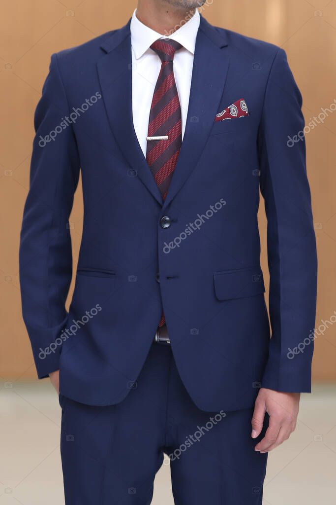Macho Con Traje Azul Marino Camisa Blanca Roja Rayas Marron Foto de stock Wirestock 417013582