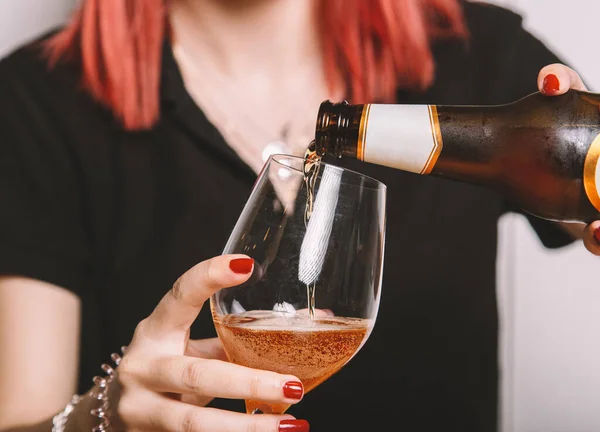 Gros Plan Une Jeune Femme Remplissant Verre Bière — Photo