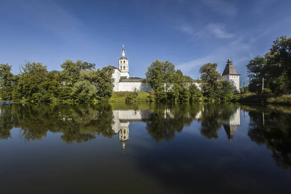 湖の水に反射してロシアの聖パフヌティエフ ボロフスキー修道院の美しい景色 — ストック写真