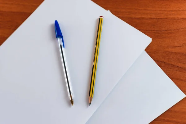 Een Pen Een Potlood Witte Papieren — Stockfoto