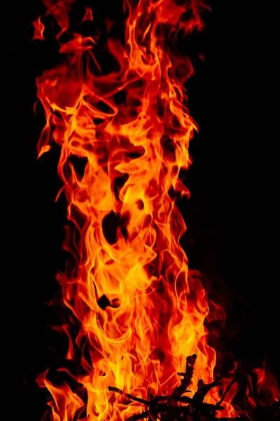 Een Verbluffende Opname Van Een Levendig Brandend Vuur Met Een — Stockfoto