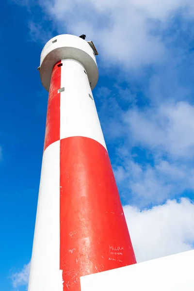 Colpo Angolo Basso Verticale Faro Con Cielo Blu Sullo Sfondo — Foto Stock