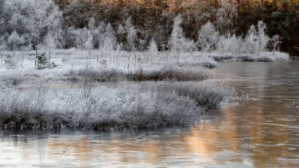 美丽的寂静早晨在日出 黎明在初冬 冰封的山水结冰了 — 图库照片