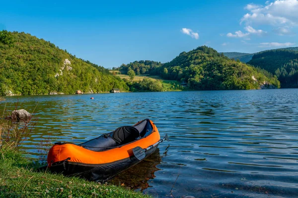 Kayak Wavy Lake Surrounded Hills Covered Greens Park — Stock Photo, Image