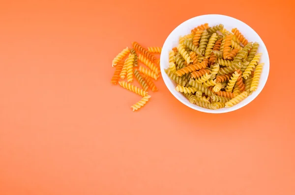 Massa Fusilli Tigela Superfície Laranja — Fotografia de Stock