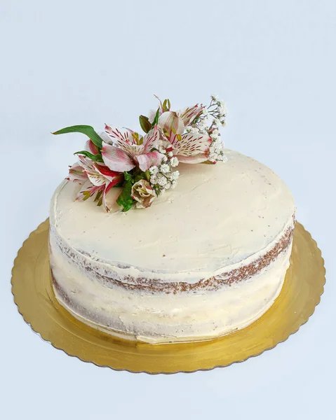白雪公主蛋糕上的一束特写花 白色的背景与白色的奶油隔离 — 图库照片