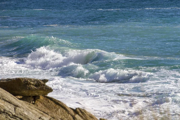 Hisnande Utsikt Över Stänkta Havsvågor Solljuset Varazze Italien — Stockfoto