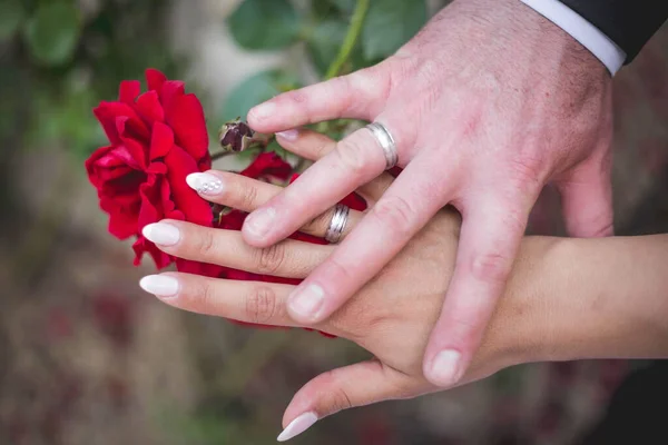 Primo Piano Una Sposa Sposo Mani Alla Loro Cerimonia Matrimonio — Foto Stock