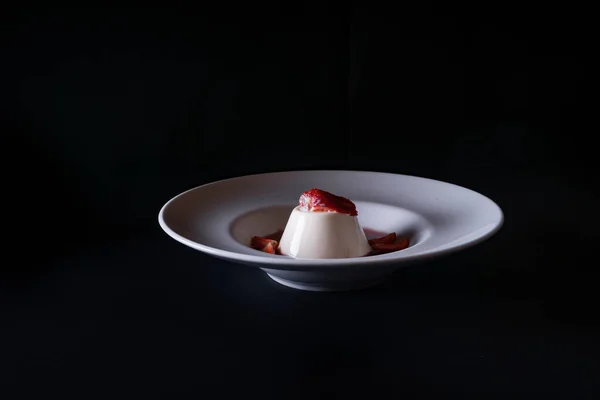 Uma Sobremesa Cotta Panna Com Morango Uma Placa Branca Fundo — Fotografia de Stock