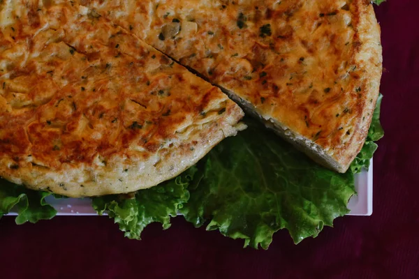 Tiro Alto Ângulo Omelete Batata Estilo Espanhol Com Cebola Salsa — Fotografia de Stock