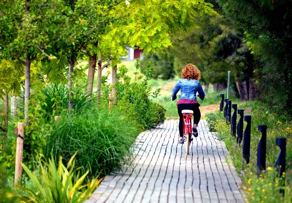 Ένα Backshot Μιας Νεαρής Γυναίκας Καβάλα Ένα Ποδήλατο Ένα Πράσινο — Φωτογραφία Αρχείου