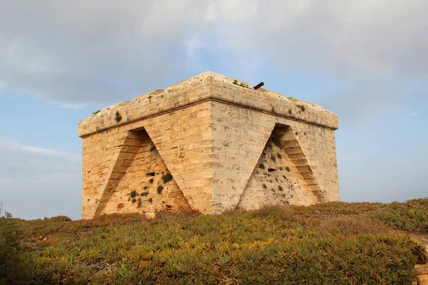 Ein Alter Steinerner Wachturm Auf Einem Feld — Stockfoto