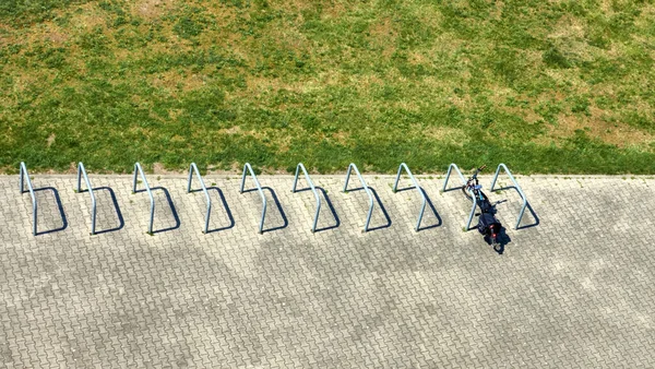 Hög Vinkel Skott Cykel Står Parkering Park Solig Dag — Stockfoto