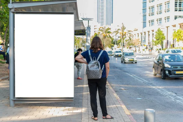 Quiosco Vacío Que Anuncia Maqueta Una Parada Autobús Una Avenida — Foto de Stock