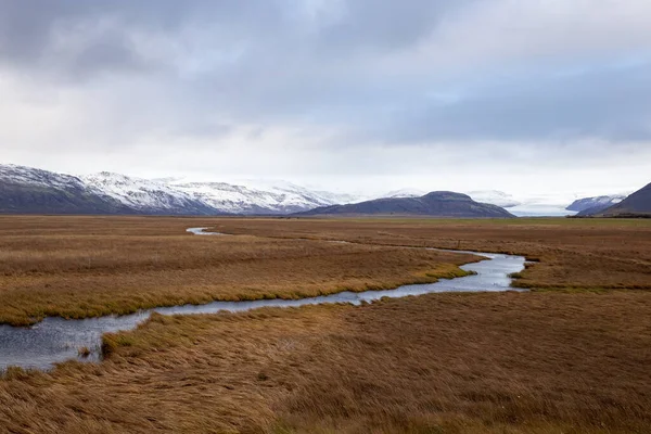 Une Vue Fascinante Une Rivière Traverse Les Zones Humides Islandaises — Photo