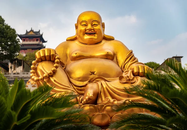 Eine Große Goldskulptur Eines Lachenden Buddhas Tempel China — Stockfoto