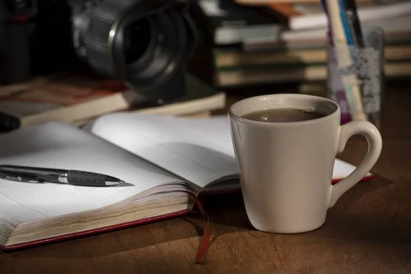 Gros Plan Une Tasse Café Côté Cahier Stylo Sur Une — Photo